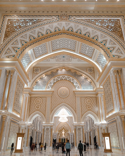 Abu Dhabi Qsar al Watan main hall by Dancing the Earth