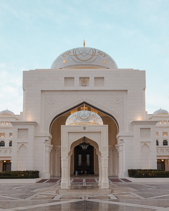 Abu Dhabi Qsar al Watan main facade by Dancing the Earth