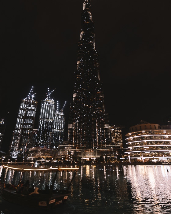 Dubai Burj Lake with traditionnal boat by Dancing the Earth