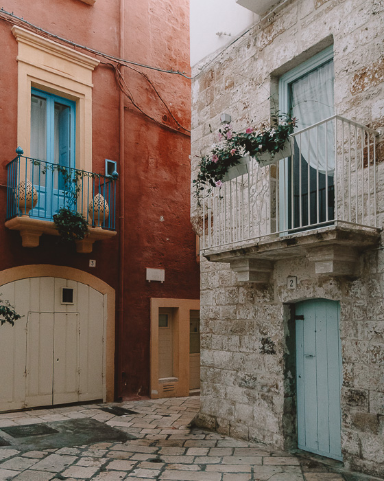 Colorful walls in Polignano a Mare, Puglia travel guide by Dancing the Earth