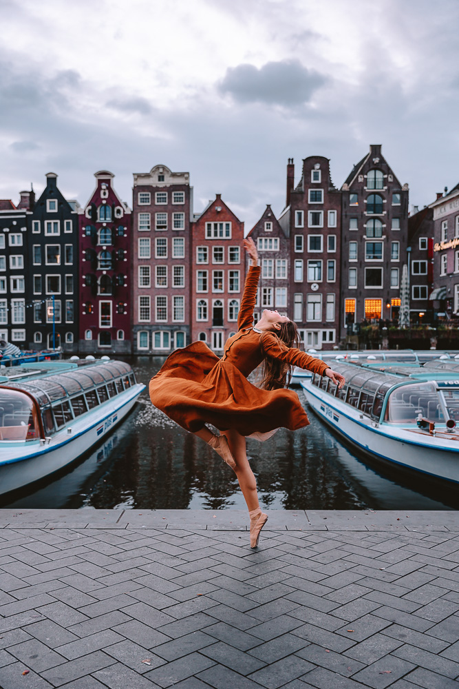 Dancing in front of the houses, Damrak, Dancing The Earth