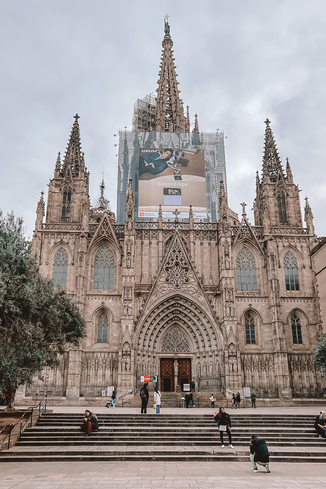 Barcelona Cathedral, Dancing the Earth