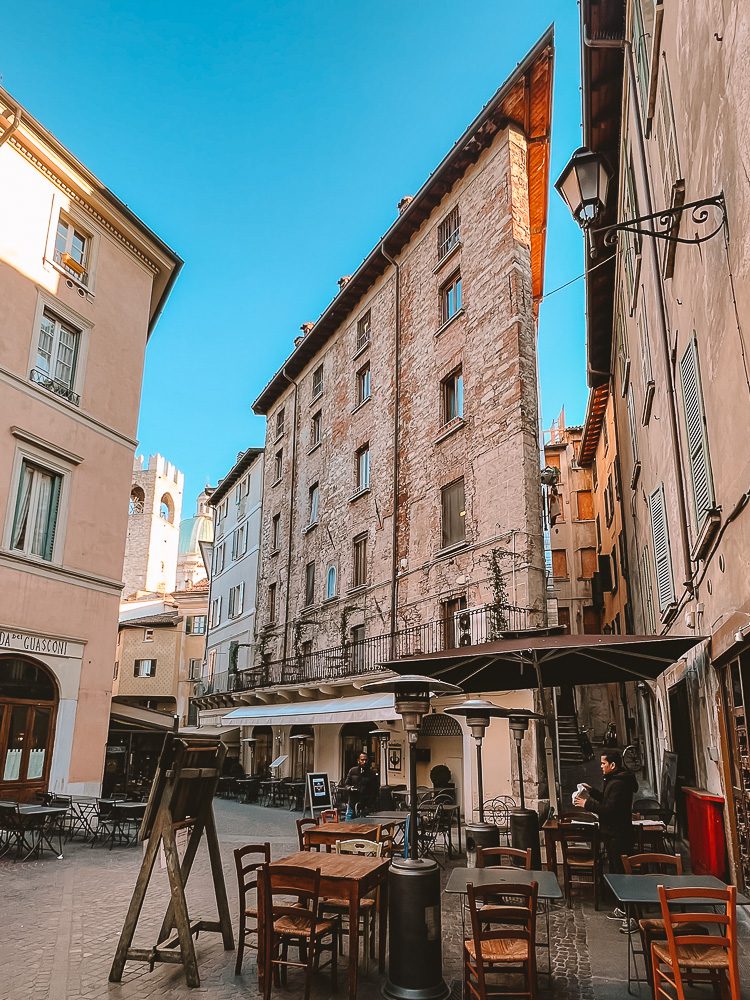 Narrow building in Brescia, Dancing the Earth