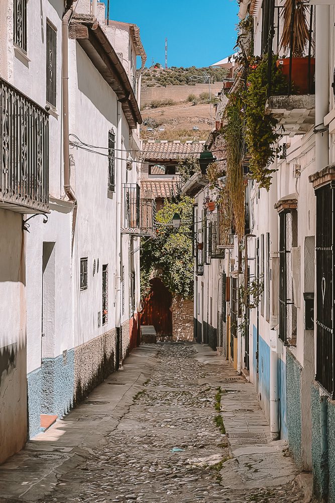 Granada weekend itinerary, Albaicin street by Dancing the Earth