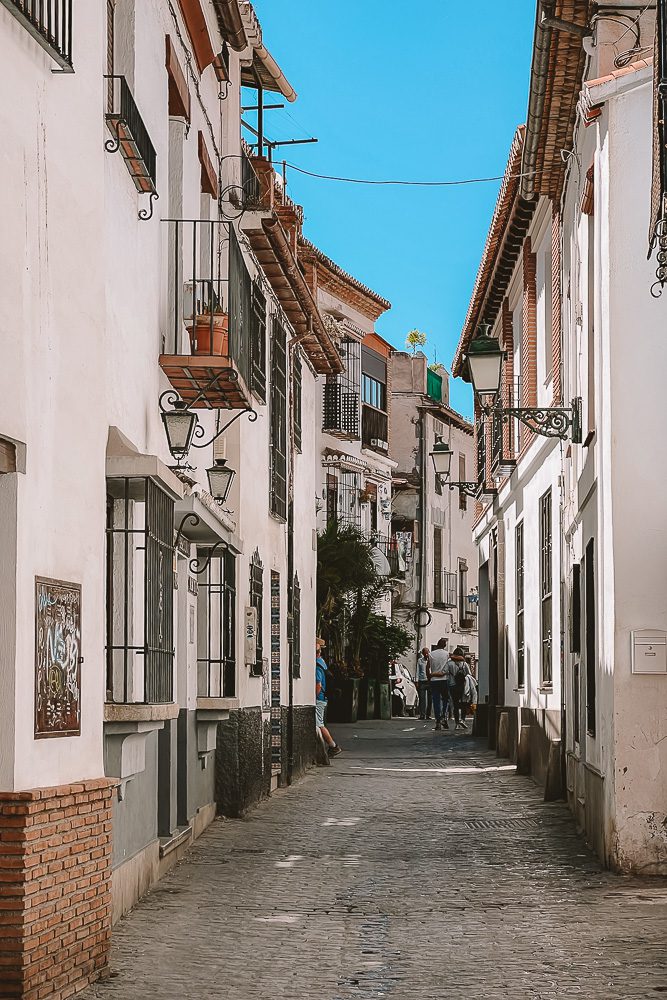 Granada weekend itinerary, Albaicin white street by Dancing the Earth