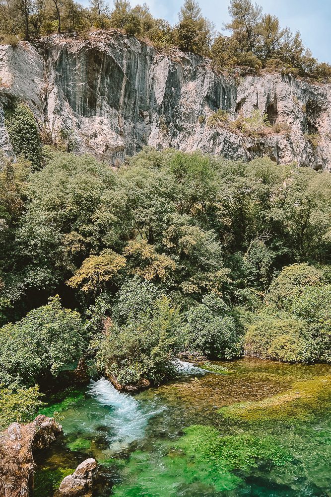 Provence Ultimate Itinerary, Fontaine de Vaucluse cliff, by Dancing the Earth