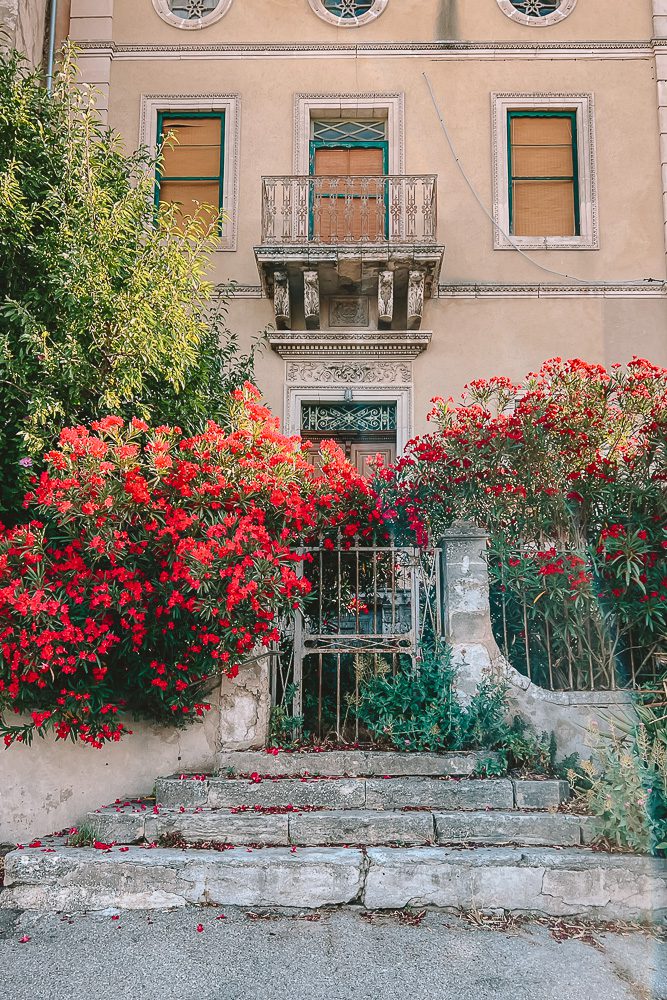 Provence Ultimate Itinerary, Gordes house, by Dancing the Earth