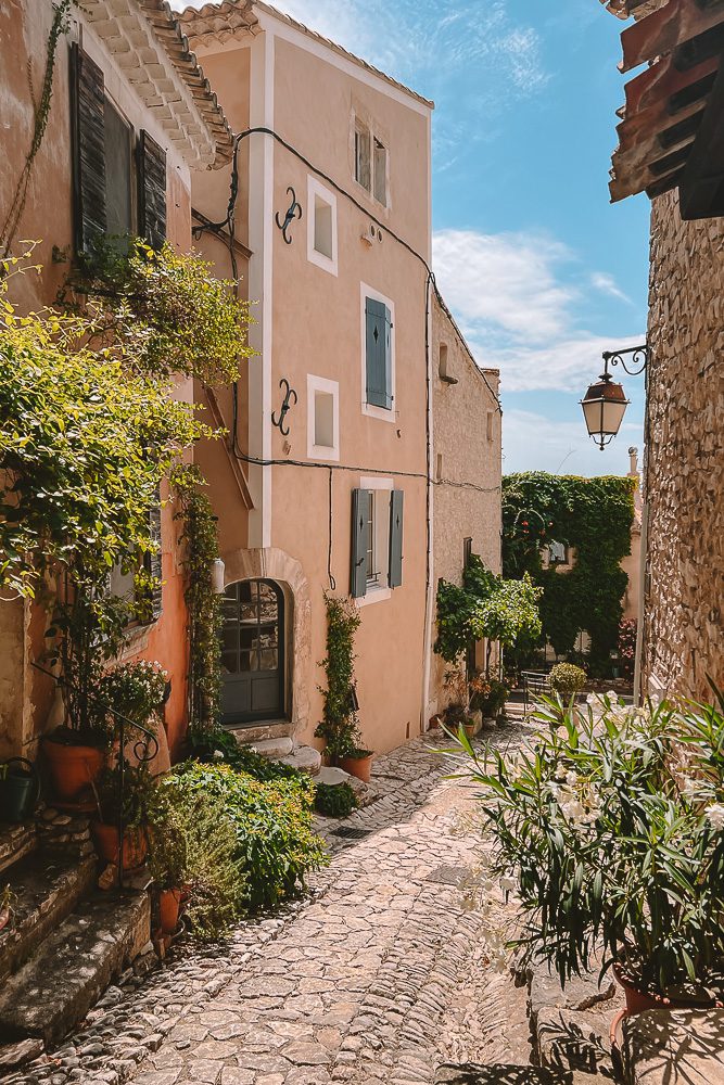 Provence Ultimate Itinerary, Joucas cobblestone street, by Dancing the Earth
