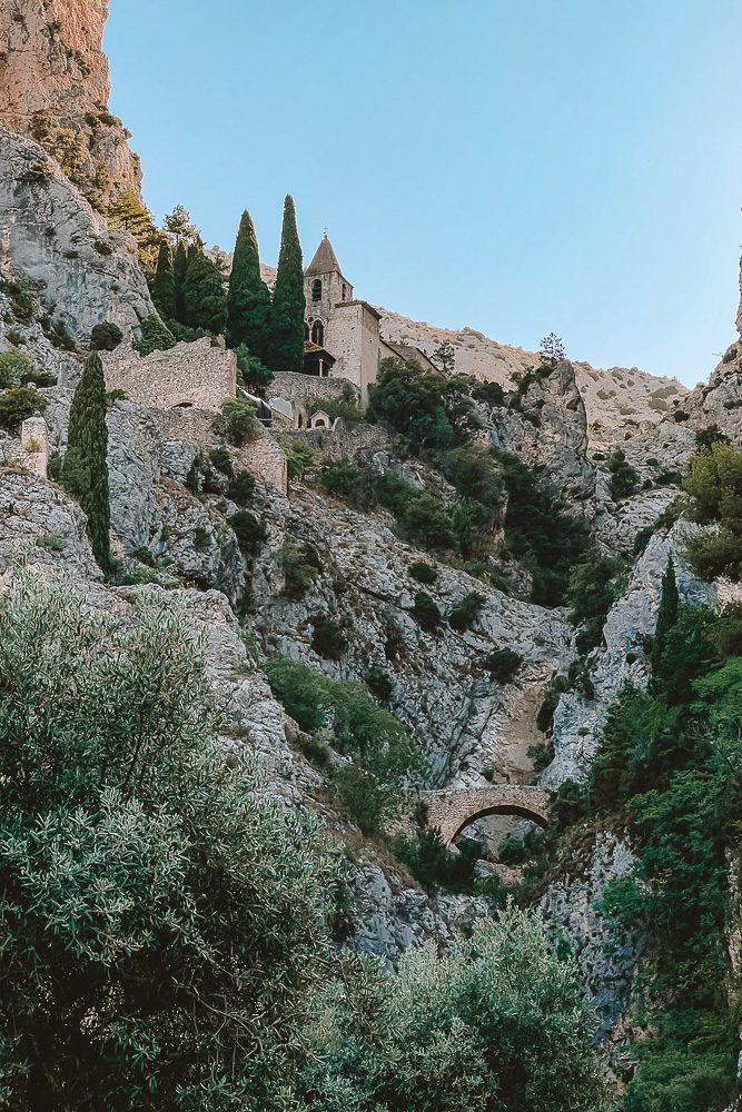 Provence Ultimate Itinerary, Moustiers-Sainte-Marie, bridge and the source, by Dancing the Earth