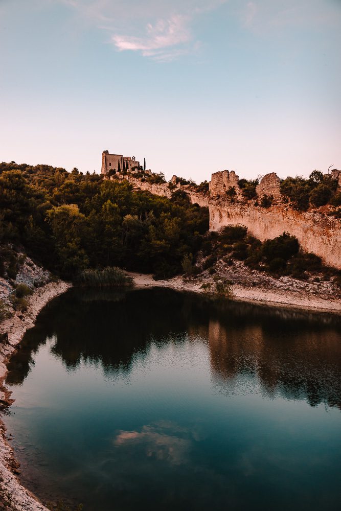 Provence Ultimate Itinerary, Saint-Saturnin-les-Apt, castle ruins and dam, by Dancing the Earth