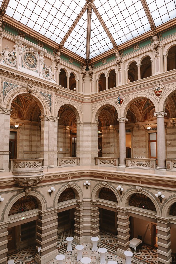 Justizpalast, by Dancing the Earth